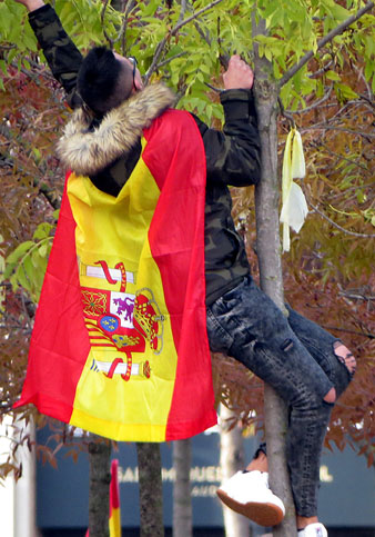 Manifestant despenjant lla&ccedil;os grocs