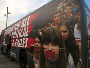 Mural de fotografies pels 10 mesos de l�empresonament de Jordi Cuixart i Jordi S&agrave;nchez