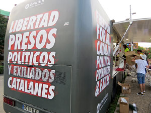 Mural de fotografies pels 10 mesos de l�empresonament de Jordi Cuixart i Jordi S&agrave;nchez