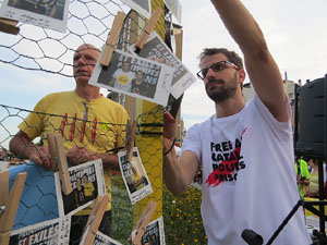 Mural de fotografies pels 10 mesos de l�empresonament de Jordi Cuixart i Jordi S&agrave;nchez