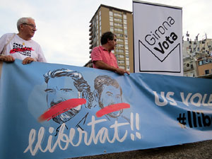 Mural de fotografies pels 10 mesos de l�empresonament de Jordi Cuixart i Jordi S&agrave;nchez