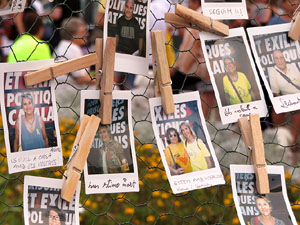 Mural de fotografies pels 10 mesos de l�empresonament de Jordi Cuixart i Jordi S&agrave;nchez
