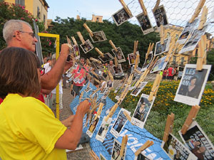 Mural de fotografies pels 10 mesos de l�empresonament de Jordi Cuixart i Jordi S&agrave;nchez
