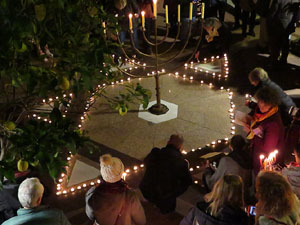 Nadal 2018 a Girona. Encesa de les llums de Hanukk&agrave; al pati dels Rabins