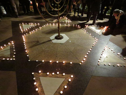 Il&middot;luminaci&oacute; de l'estrella de David al pati dels Rabins
