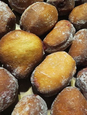 El canelobre instal&middot;lat a la Sufganiot, els bunyols t&iacute;pics que es mengen en aquesta festa