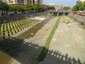 Activitat 'Pengem 2.000 cadenes' sobre el riu Onyar