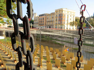 Activitat 'Pengem 2.000 cadenes' sobre el riu Onyar