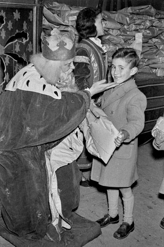Arribada dels Reis d'Orient. Repartiment de regals al Teatre Municipal. 1953