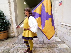 Fires de Sant Narc&iacute;s 2018. Toc de rams. Canvi dels rams de flors de les gegantes de Girona. Els banderers