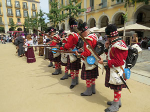 XI Festa Reviu els Setges Napole&ograve;nics de Girona. Presentaci&oacute; a la pla&ccedil;a de la Independ&egrave;ncia