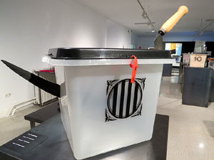 Exposici&oacute; '55 urnes per la Llibertat' a la Fundaci&oacute; Fita, a la Casa de Cultura de Girona