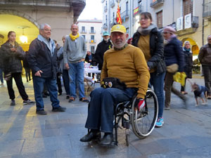 Arribada de Jordi Puig a la pla&ccedil;a del Vi. Rodant fins la Rep&uacute;blica