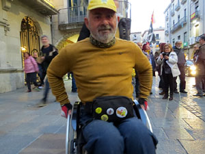 Arribada de Jordi Puig a la pla&ccedil;a del Vi. Rodant fins la Rep&uacute;blica