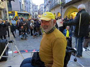 Arribada de Jordi Puig a la pla&ccedil;a del Vi. Rodant fins la Rep&uacute;blica