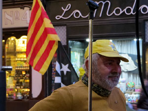 Arribada de Jordi Puig a la pla&ccedil;a del Vi. Rodant fins la Rep&uacute;blica