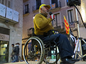 Arribada de Jordi Puig a la pla&ccedil;a del Vi. Rodant fins la Rep&uacute;blica