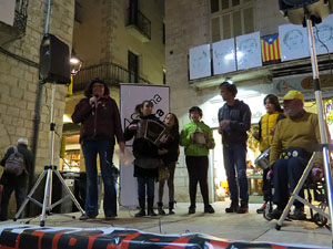 Arribada de Jordi Puig a la pla&ccedil;a del Vi. Rodant fins la Rep&uacute;blica