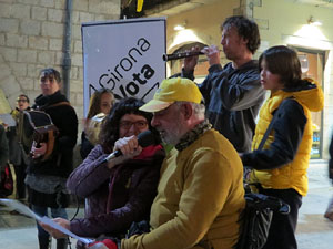 Arribada de Jordi Puig a la pla&ccedil;a del Vi. Rodant fins la Rep&uacute;blica