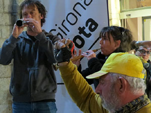 Arribada de Jordi Puig a la pla&ccedil;a del Vi. Rodant fins la Rep&uacute;blica