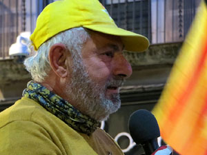 Arribada de Jordi Puig a la pla&ccedil;a del Vi. Rodant fins la Rep&uacute;blica
