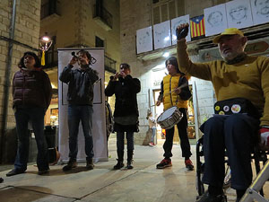 Arribada de Jordi Puig a la pla&ccedil;a del Vi. Rodant fins la Rep&uacute;blica