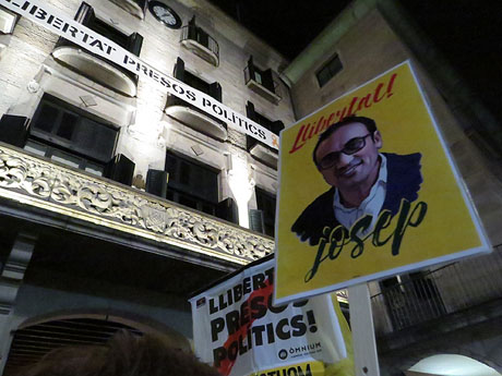 Concentraci&oacute; per la llibertat dels presos pol&iacute;tics a la pla&ccedil;a del Vi