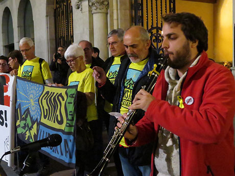 Concentraci&oacute; a la pla&ccedil;a del Vi per la llibertat dels presos pol&iacute;tics, amb membres de Cims per la Llibertat