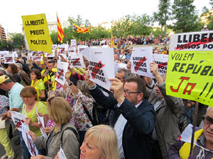 Concentraci&oacute; contra el 155 davant la subdelegaci&oacute; dels govern espanyol a la Gran Via de Jaume I