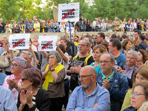 Concentraci&oacute; contra el 155 davant la subdelegaci&oacute; dels govern espanyol a la Gran Via de Jaume I