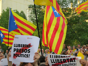 Concentraci&oacute; contra el 155 davant la subdelegaci&oacute; dels govern espanyol a la Gran Via de Jaume I