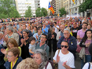 Concentraci&oacute; contra el 155 davant la subdelegaci&oacute; dels govern espanyol a la Gran Via de Jaume I