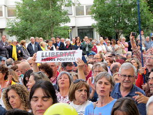 Concentraci&oacute; contra el 155 davant la subdelegaci&oacute; dels govern espanyol a la Gran Via de Jaume I