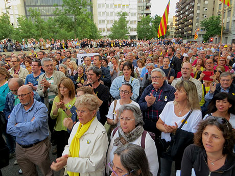 Concentraci&oacute; contra el 155 davant la subdelegaci&oacute; dels govern espanyol a la Gran Via de Jaume I