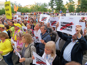 Concentraci&oacute; contra el 155 davant la subdelegaci&oacute; dels govern espanyol a la Gran Via de Jaume I