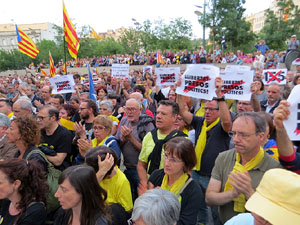 Concentraci&oacute; contra el 155 davant la subdelegaci&oacute; dels govern espanyol a la Gran Via de Jaume I