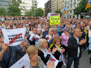 Concentraci&oacute; contra el 155 davant la subdelegaci&oacute; dels govern espanyol a la Gran Via de Jaume I