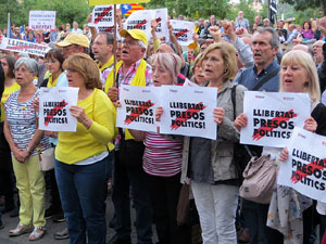 Concentraci&oacute; contra el 155 davant la subdelegaci&oacute; dels govern espanyol a la Gran Via de Jaume I