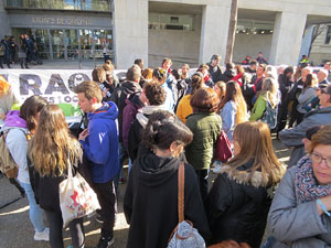 Concentraci&oacute; sota el lema '21 raons' en suport als encausats pels talls de les vies del TAV que es van fer a l'aniversari de l'1-O, a la pla&ccedil;a del Vi