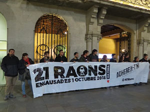 Concentraci&oacute; sota el lema '21 raons' en suport als encausats pels talls de les vies del TAV que es van fer a l'aniversari de l'1-O, a la pla&ccedil;a del Vi