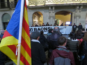 Concentraci&oacute; sota el lema '21 raons' en suport als encausats pels talls de les vies del TAV que es van fer a l'aniversari de l'1-O, a la pla&ccedil;a del Vi
