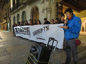 Concentraci&oacute; sota el lema '21 raons' en suport als encausats pels talls de les vies del TAV que es van fer a l'aniversari de l'1-O, a la pla&ccedil;a del Vi
