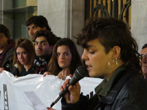 Concentraci&oacute; sota el lema '21 raons' en suport als encausats pels talls de les vies del TAV que es van fer a l'aniversari de l'1-O, a la pla&ccedil;a del Vi