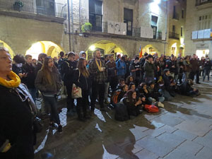 Concentraci&oacute; sota el lema '21 raons' en suport als encausats pels talls de les vies del TAV que es van fer a l'aniversari de l'1-O, a la pla&ccedil;a del Vi