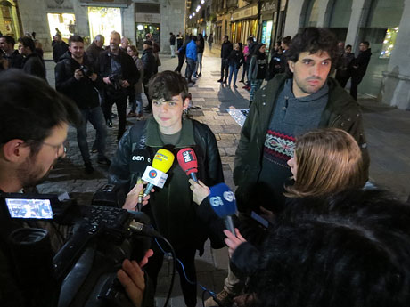 Concentraci&oacute; sota el lema '21 raons' en suport als encausats pels talls de les vies del TAV que es van fer a l'aniversari de l'1-O