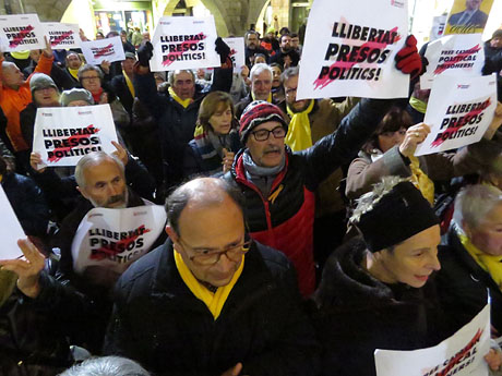 Concentraci&oacute; a la pla&ccedil;a del Vi per la llibertat dels presos pol&iacute;tics, el retorn en llibertat dels exiliats i la Rep&uacute;blica Catalana