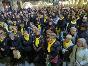 Concentraci&oacute; a la pla&ccedil;a del Vi de suport a la vaga de fam iniciada per Jordi S&agrave;nchez, Jordi Turull, Joaquim Forn i Jordi Rull