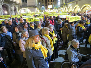 Concentraci&oacute; a la pla&ccedil;a del Vi de suport a la vaga de fam iniciada per Jordi S&agrave;nchez, Jordi Turull, Joaquim Forn i Jordi Rull