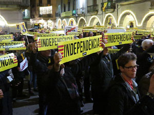 Concentraci&oacute; a la pla&ccedil;a del Vi de suport a la vaga de fam iniciada per Jordi S&agrave;nchez, Jordi Turull, Joaquim Forn i Jordi Rull