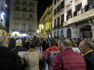 Concentraci&oacute; a la pla&ccedil;a del Vi de suport a la vaga de fam iniciada per Jordi S&agrave;nchez, Jordi Turull, Joaquim Forn i Jordi Rull